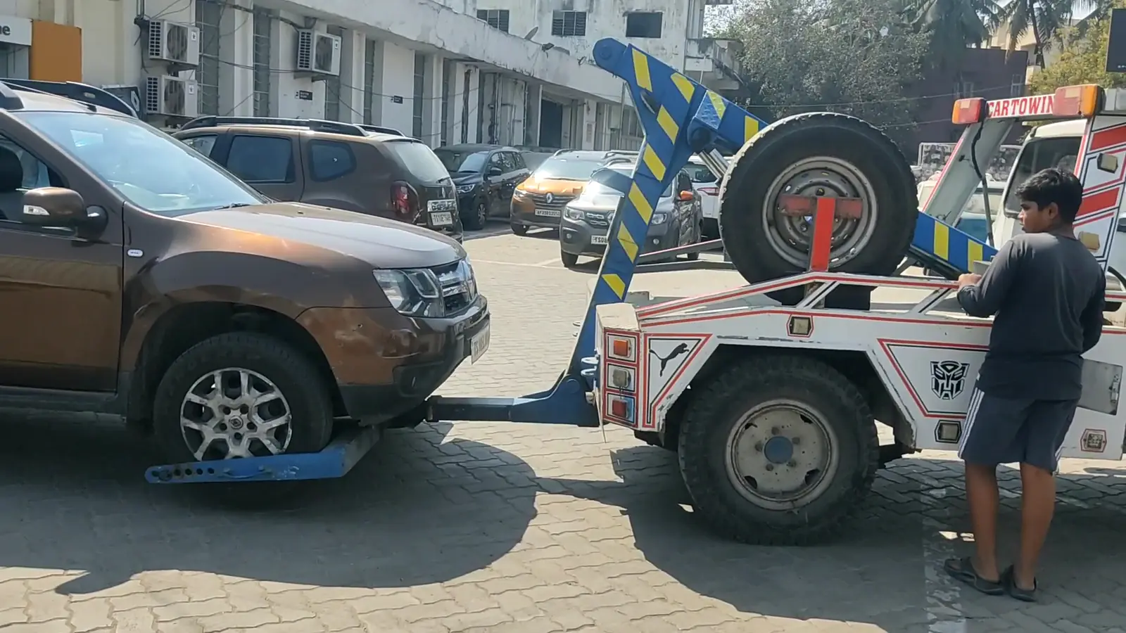 Under lift towing equipment lifting the front wheels of an SUV