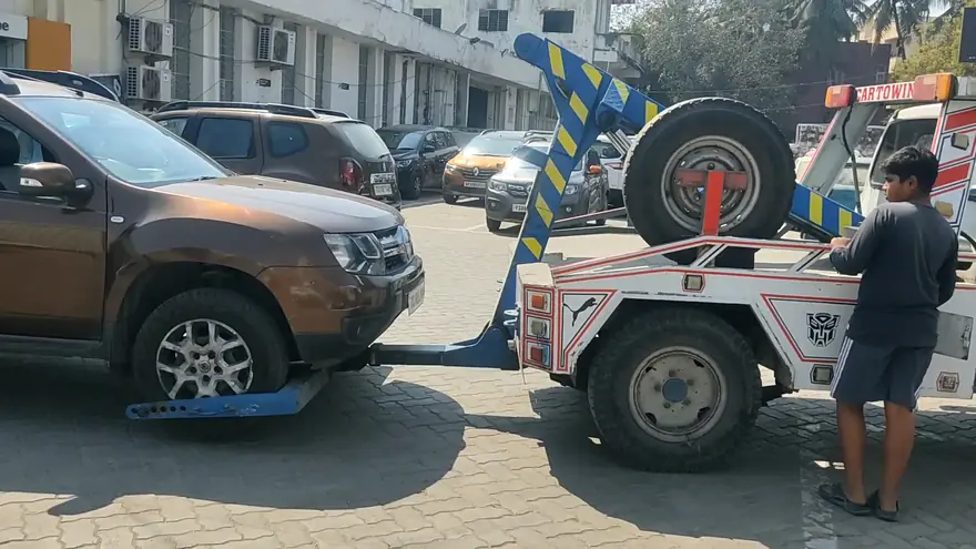 Under lift towing equipment lifting the front wheels of an SUV